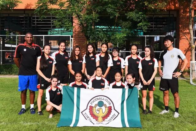 中国女足5-1大胜晋级，但9号球员表现引发争议
