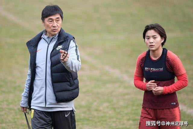 克瓦拉茨赫利亚谈金球奖竞争与克罗斯的赞誉
